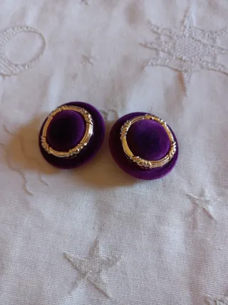 Pendientes de terciopelo morado con aro dorado