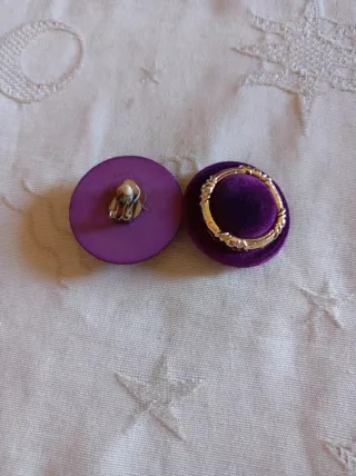 Pendientes de terciopelo morado con aro dorado