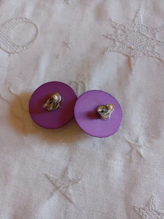 Pendientes de terciopelo morado con aro dorado