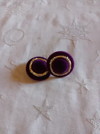 Pendientes de terciopelo morado con aro dorado