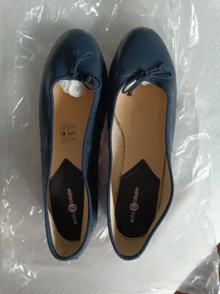 Zapatos planos Miss C Callaghan azul son estrechos