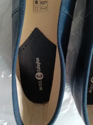Zapatos planos Miss C Callaghan azul son estrechos
