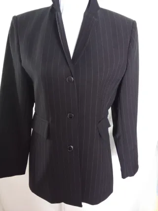 Traje de rayas negro mujer