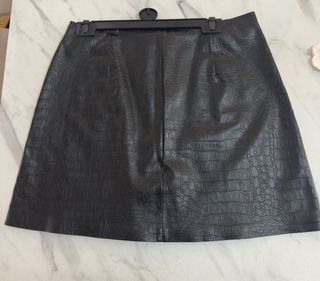 Falda negra Stradivarius efecto piel talla 42