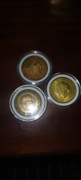3 monedas de 2, 5 pesetas 50 euros las tres