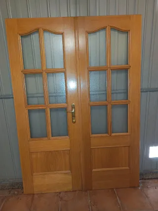 Doble puerta de madera con cristales