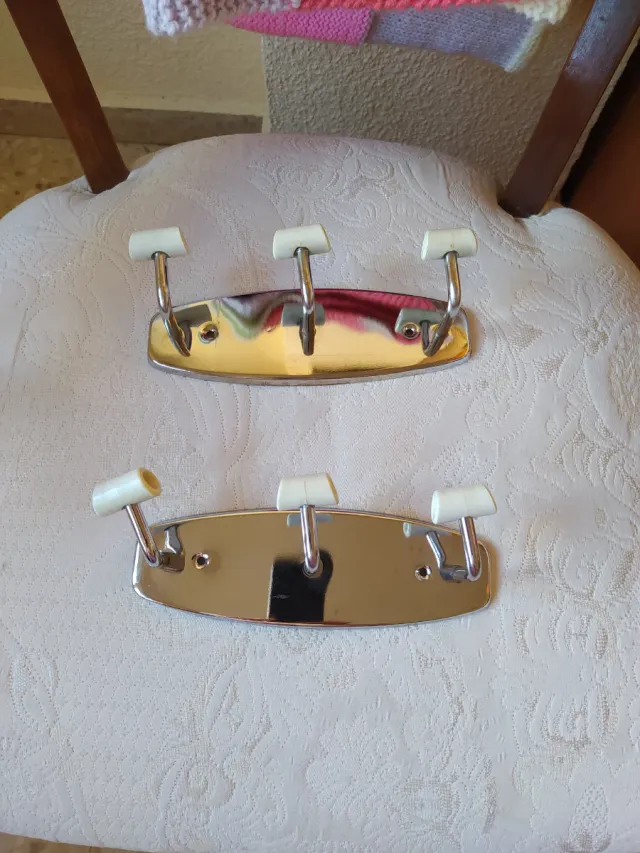 Lote 2 perchas metal y plástico