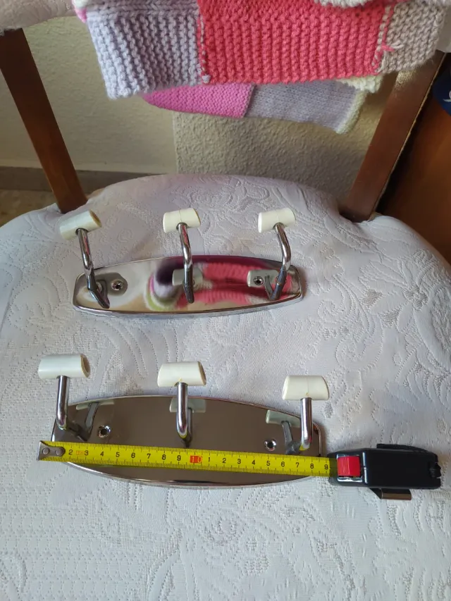 Lote 2 perchas metal y plástico