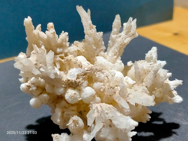 Splendido esemplare di Aragonite coralloide di Macael, Almeria