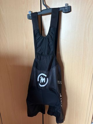 Culotte y maillot ciclismo negro con tirantes