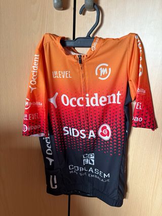 Culotte y maillot ciclismo negro con tirantes