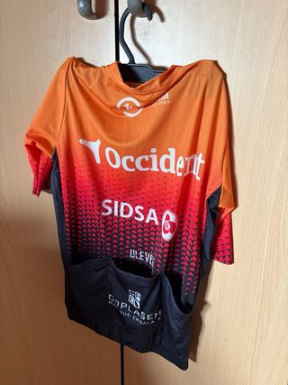 Culotte y maillot ciclismo negro con tirantes