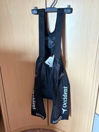 Culotte y maillot ciclismo negro con tirantes