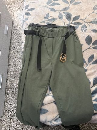 Pantalón verde con cinturón dorado