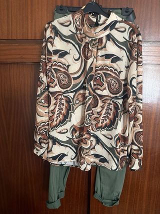 Pantalón verde con cinturón dorado