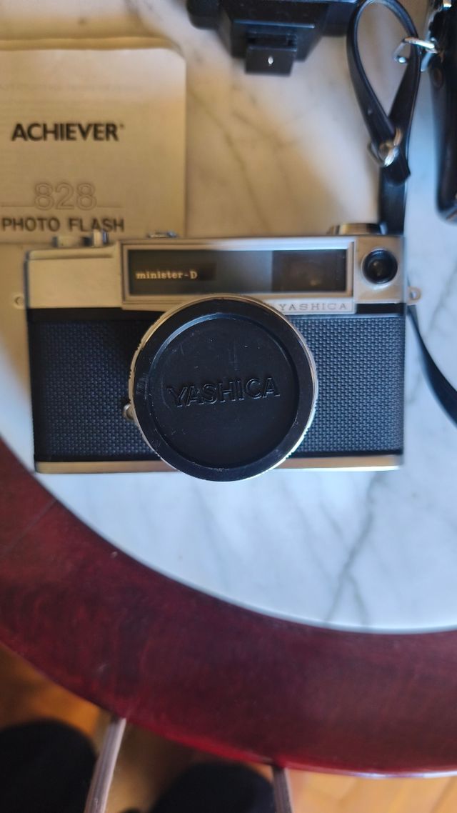 Cámara Yashica Minister-D con accesorios