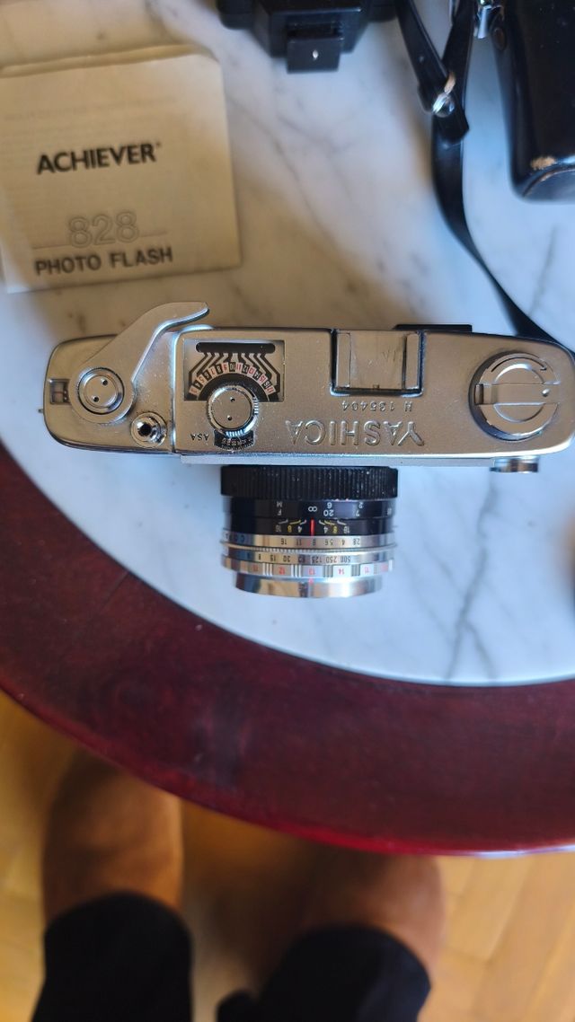 Cámara Yashica Minister-D con accesorios