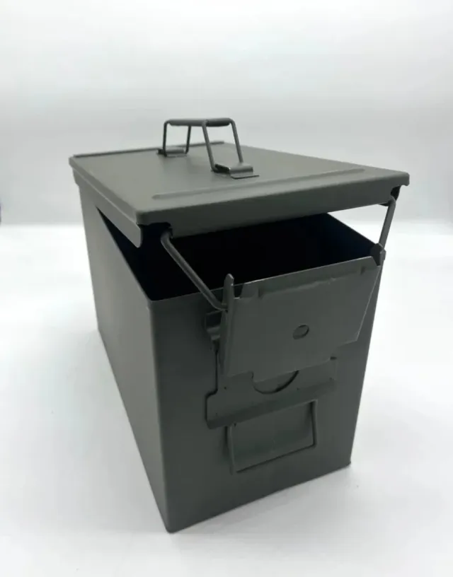 1 Caja munición ejército (vacia) estanca.