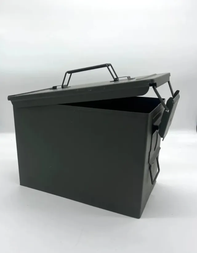 1 Caja munición ejército (vacia) estanca.