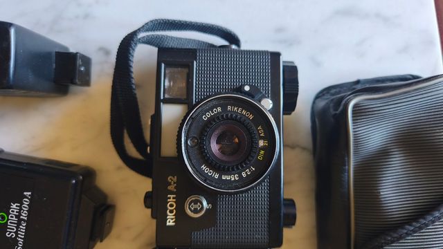 Cámara Ricoh A-2 con flashes y accesorios
