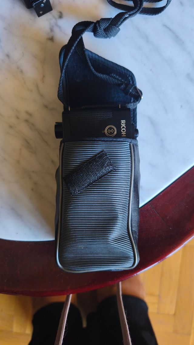 Cámara Ricoh A-2 con flashes y accesorios