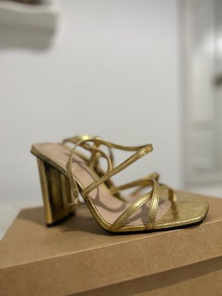 Zapatos de tacón Zara dorados