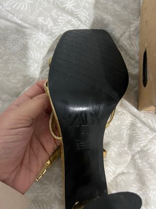 Zapatos de tacón Zara dorados