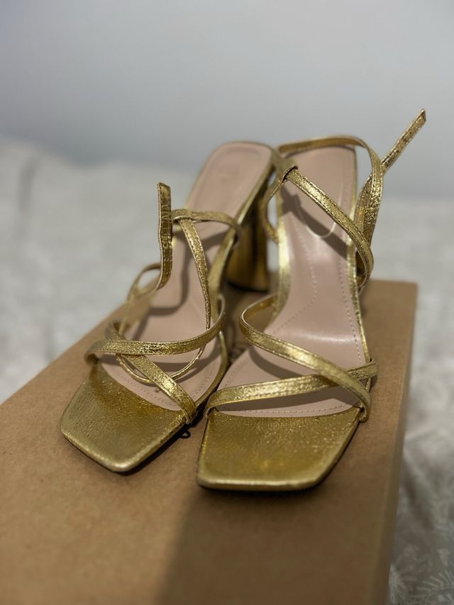 Zapatos de tacón Zara dorados