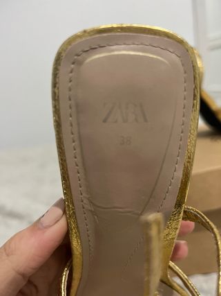 Zapatos de tacón Zara dorados