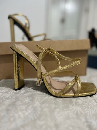 Zapatos de tacón Zara dorados