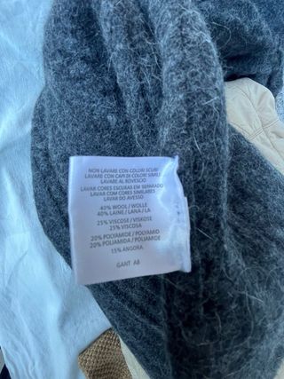 Jersey gris de punto con cuello alto