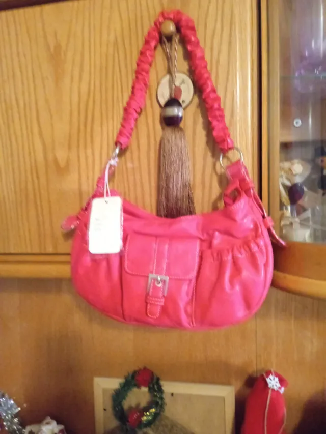 Bolso de mano rojo con detalle de hebilla