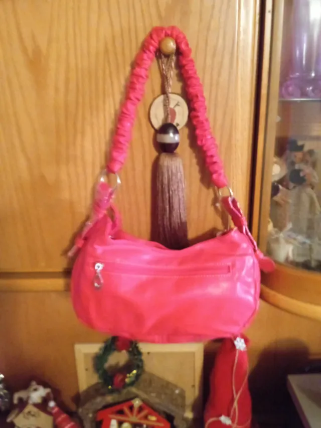 Bolso de mano rojo con detalle de hebilla