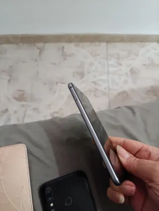 Tres móviles Huawei negros