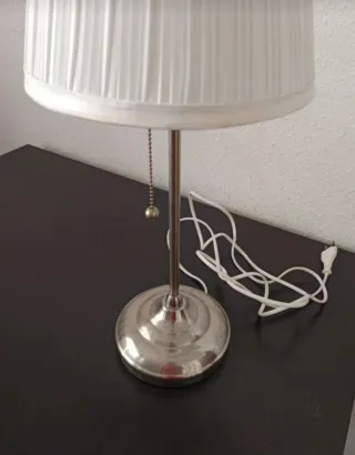 Lámpara de mesa plateada y blanca