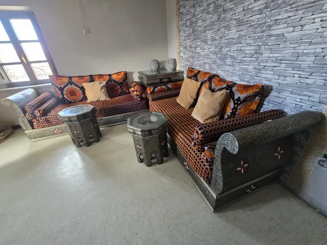 Salón Marroquí Artesanal con mesitas y fuente