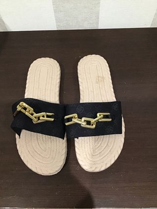 Sandalias negras con cadena dorada