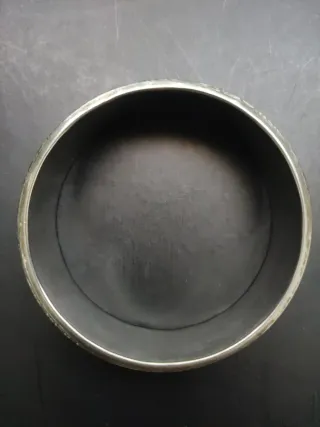 Brazalete plateado con detalles relieve florales.