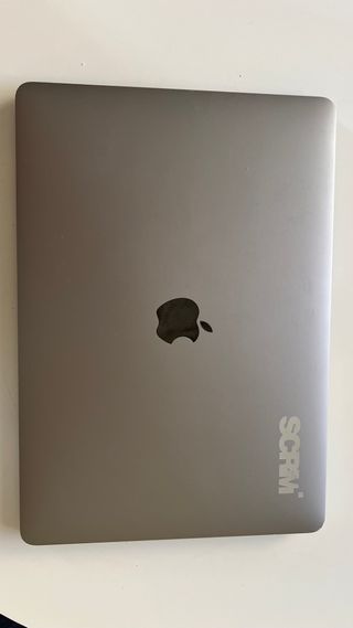 MacBook Pro 17,1 2020 13" + Cargador y cable