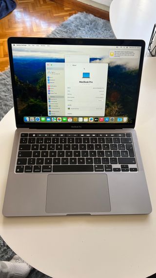 MacBook Pro 17,1 2020 13" + Cargador y cable