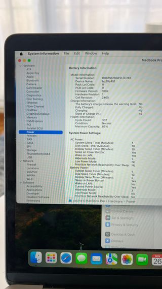 MacBook Pro 17,1 2020 13" + Cargador y cable