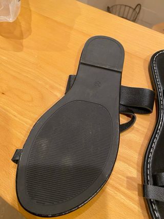 Sandalias negras planas