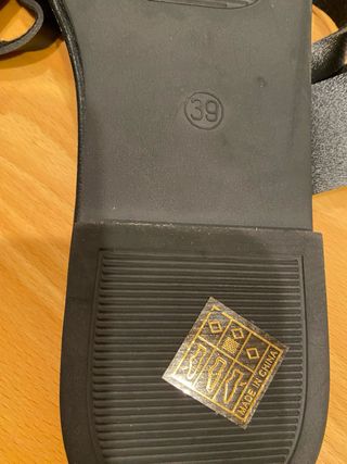 Sandalias negras planas