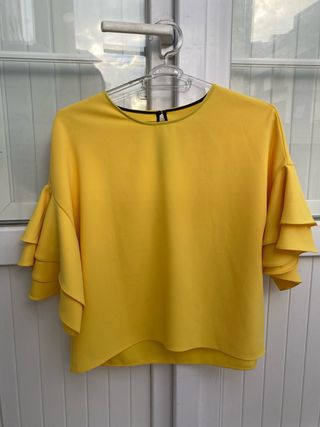 Camisa amarilla con volantes