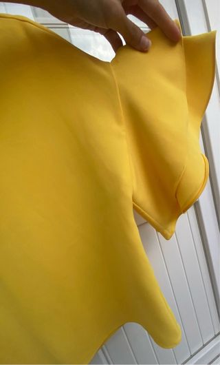 Camisa amarilla con volantes