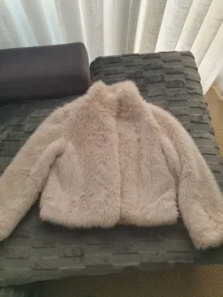 Abrigo corto pelo beige