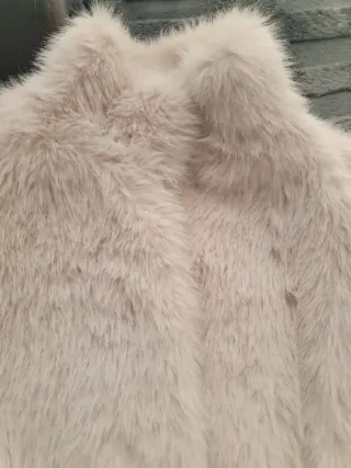 Abrigo corto pelo beige