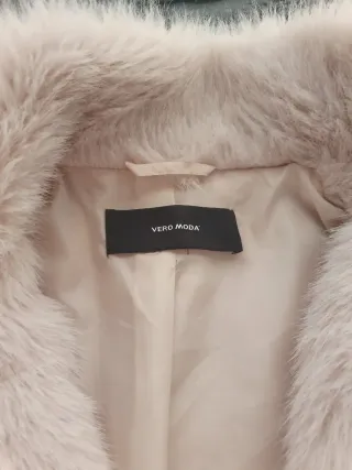 Abrigo corto pelo beige