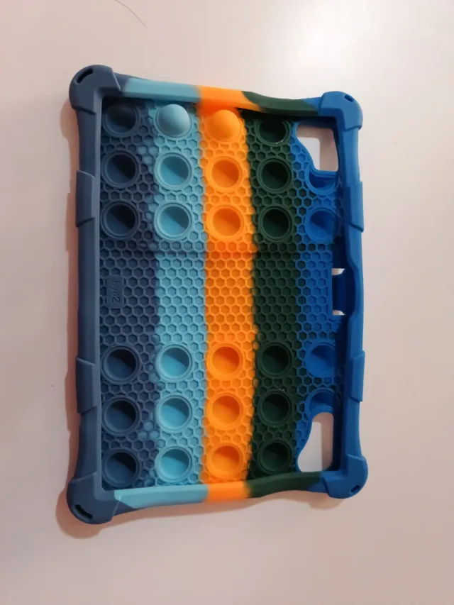 Funda tablet multicolor con burbujas