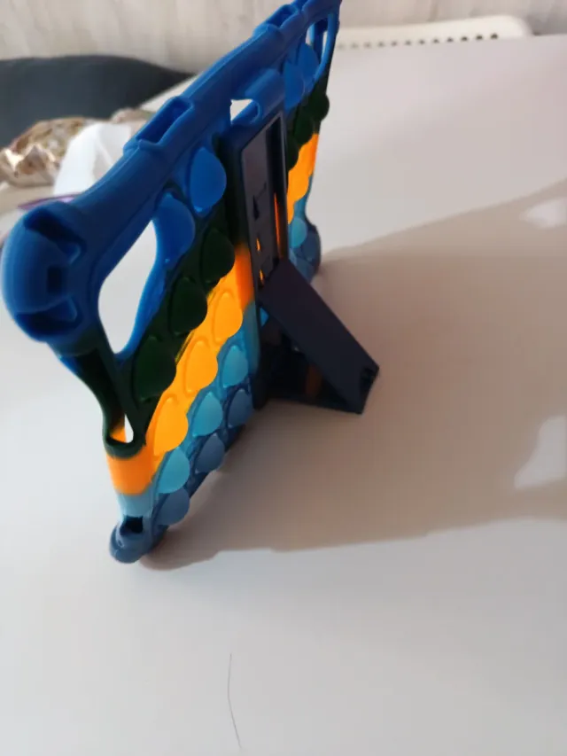 Funda tablet multicolor con burbujas